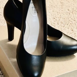 Adriel Viola Black Leather Pumps